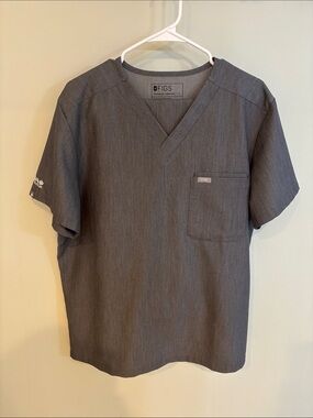 FIGS Men's Short Sleeve V-Neck Scrub Top - Charcoal Gray